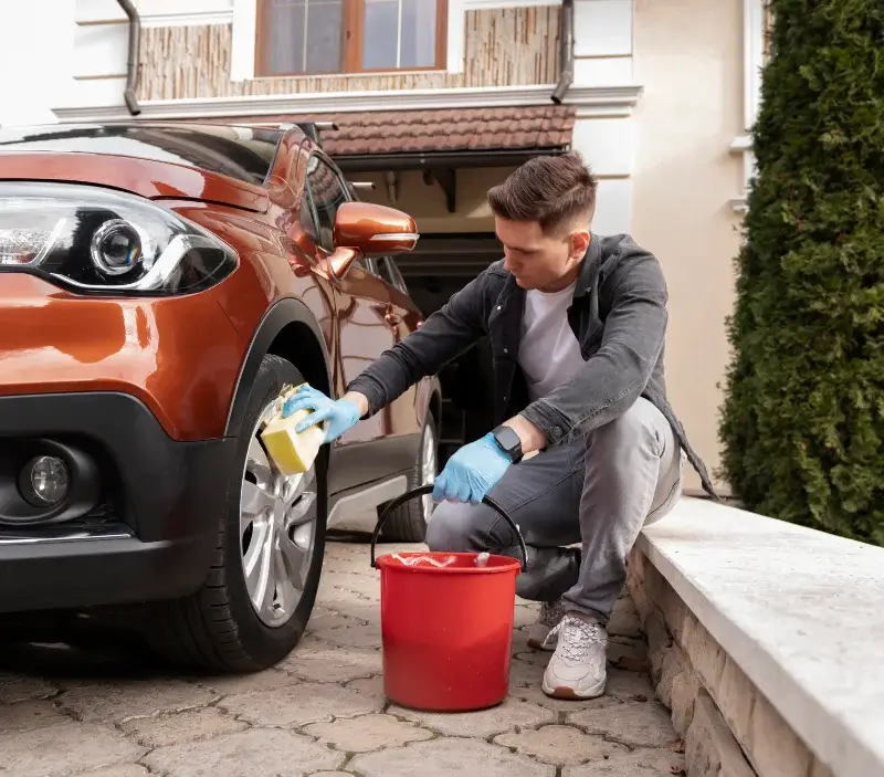 Lavage auto à domicile Igny-Comblizy : professionnel intervenant sur un véhicule